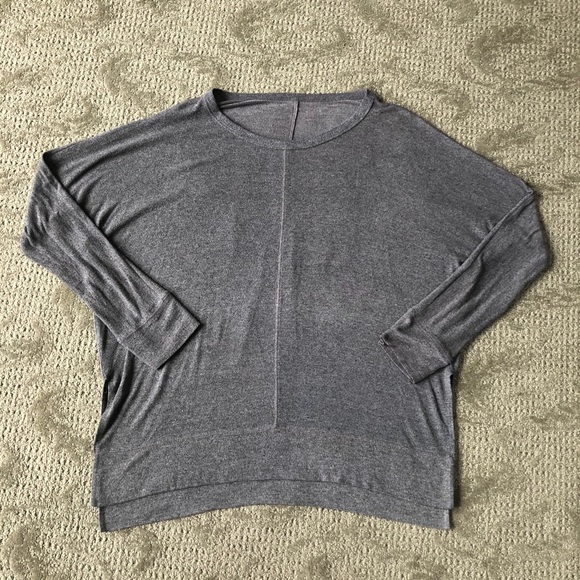 EUC Women’s Francesca’s Collections Oversized Long Sleeve Top size Medium - Picture 2 of 8